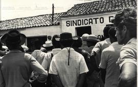 Manifestação pública em memória ao trabalhador rural Firmino Guerreiro dos Santos, assassinado pelo grileiro Antônio Abreu (Bom Jardim-MA, 11 ago. 1979). / Crédito: Autoria desconhecida.