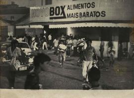 Onda de saques promovida por desempregados (Local desconhecido, 4 abr. 1983). / Crédito: Jorge Araujo.