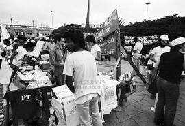 Comício de encerramento da campanha do PT, na Praça Charles Muller (Pacaembu), nas eleições de 19...