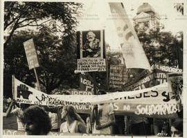 Ato público na praça Alfândega em solidaderiedade aos trabalhadores poloneses (Porto Alegre-RS, 18 dez. 1981). / Crédito: Autoria desconhecida.