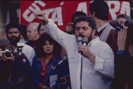 Ato de reinauguração do monumento em homenagem aos trabalhadores assassinados na greve da CSN (1988), promovido pela candidatura “Lula Presidente” (PT) nas eleições de 1989 (Volta Redonda-RJ, 13 ago. 1989). Crédito: Vera Jursys