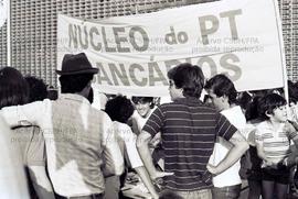 Ato da candidatura “Suplicy prefeito” (PT), realizado em frente a Assembleia Legislativa nas eleições de 1985 (São Paulo-SP, 13 out. 1985). Crédito: Vera Jursys