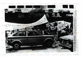 Manifestação dos investidores durante o caso Coroa-Brastel (Rio de Janeiro-RJ, 27 set. 1983). / Crédito: Lewy Moraes/Agência Folhas.