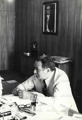 Francisco Amaral, prefeito de Campinas, concede entrevista em seu gabinete (Campinas-SP, nov. 1977).  / Crédito: João Roberto Martins Filho.