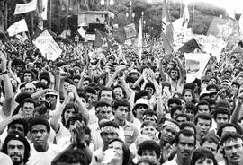 Ato da candidatura “Suplicy prefeito” (PT) na Praça da Sé nas eleições de 1985 (São Paulo-SP, 1985). Crédito: Vera Jursys