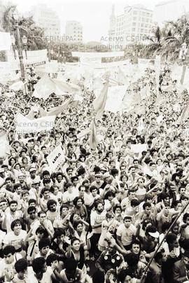 Comício com candidaturas do PT realizado na Praça da Sé nas eleições de 1986 (São Paulo-SP, 09 no...