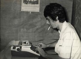 Retrato do escritor Guido Guerra, autor do livro “Lili Passeata” (Bahia, [9 nov. 1976?]). / Crédito: Autoria desconhecida/Tribuna da Bahia.