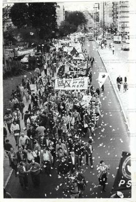 Passeata da campanha Lula presidente (Rio Grande do Sul, 25 ago. 1989). / Crédito: Marco Aurélio Couto/Assessoria de imprensa da Assembleia Legislativa do Rio Grande do Sul.
