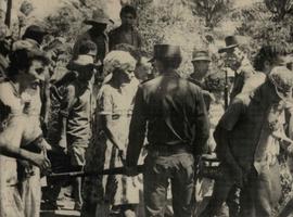 Repressão policial a lavradores da fazenda Camocim (Pitimbu-PB, 13 ago. [1975-1981?]) / Crédito: Autoria desconhecida.