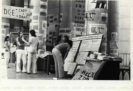 Eleição no Diretório Central dos Estudantes (DCE) da PUC-Rio (Rio de Janeiro, [1977]). / Crédito: Autoria desconhecida.