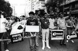 Passeada dos funcionários dos Bancos Comind, Auxiliar e Maisonnave (São Paulo-SP, 26 nov. 1985). / Crédito: Raul Junior.