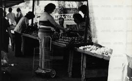 Comércio de frutas, verduras e legumes em sacolão e feiras-livres (Local desconhecido, Data desconhecida).  / Crédito: Autoria desconhecida.