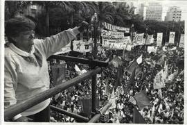 Comício da candidatura Luiza Erundina Prefeita (PT), realizado na Praça da Sé nas eleições de 1988 (São Paulo-SP, nov. 1988). / Crédito: Jesus Carlos