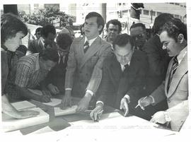Coleta de assinaturas para abaixo-assinado sobre custo de vida ([São Paulo-SP, 1978?]).  / Crédit...