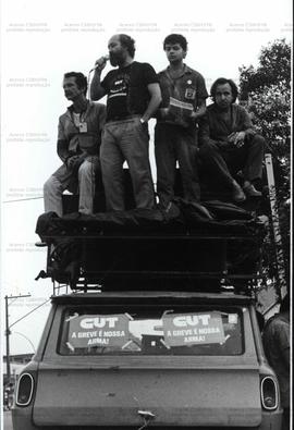 Piquete de greve de trabalhadores em porta de fábrica não identificada ([São Paulo-SP, 1988?]).  / Crédito: Autoria desconhecida.