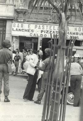 Ato contra a carestia organizado pelo Movimento Custo de Vida na praça da Sé (São Paulo-SP, 27 ago. 1978). / Crédito: Tintim.