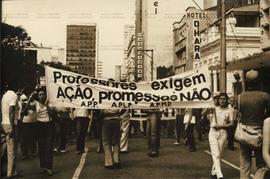 Greve dos professores paranaenses do Ensino Médio (Curitiba-PR, 1980). / Crédito: Autoria desconh...