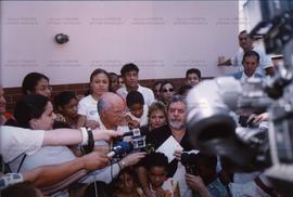 Visita de Lula e José Genoino a [abrigo de menor carente?] nas eleições de 2002 (São Paulo-SP, 2002) / Crédito: César Hideiti Ogata