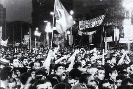 Manifesta&ccedil;&atilde;o pelas Diretas J&aacute; na pra&ccedil;a da S&eacute; (S&atilde;o Paulo-SP, 25 jan. 1984). / Cr&eacute;dito: Vera Jursys.