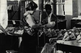 Comércio de frutas, verduras e legumes em sacolão e feiras-livres (Local desconhecido, Data desco...
