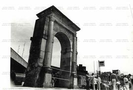 Arco Tiradentes, monumento em memória daqueles que lutaram contra a opressão (São Paulo-SP, Data desconhecida).  / Crédito: Autoria desconhecida/Em Tempo.