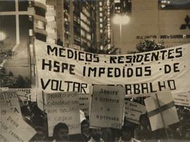 Manifestação dos residentes do Servidor Público em greve no Largo São Bento (São Paulo-SP, 8 jun. 1978). / Crédito: Autoria desconhecida.