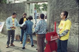 Protesto da campanha contra demissões realizado por bancários em agência Bradesco na Cidade de Deus (Osasco-SP, 03 mai. 1996). Crédito: Vera Jursys