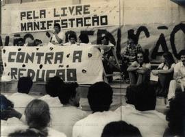 Ato público dos funcionários do Servidor Público em greve contra a redução de vagas para residentes (Local desconhecido, 21 set. 1978). / Crédito: Eliana Assumpção.