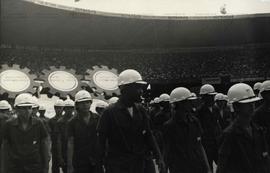 Abertura da 2ª Olimpíada Global nas comemorações do 1o. de Maio (Belo Horizonte-MG, 1 mai. [1977]) [Estádio do Mineirão,]. / Crédito: Autoria desconhecida/Em Tempo.