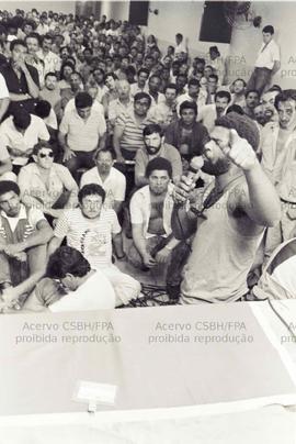 Assembleia do Sindicato dos Condutores de Veículos Rodoviários de São Paulo durante a greve da categoria ([São Paulo-SP?], fev. 1990). Crédito: Vera Jursys