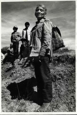 Trabalhador rural posa para fotografia (Local desconhecido, 1988). / Crédito: Jesus Carlos.