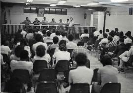 Assembleia do funcionalismo público estadual (Local desconhecido, dez. 1983). / Crédito: Paulo To...
