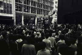 Passeata dos bancários no Centro convocando ao ato de 1º de Maio (Dia do Trabalhador) (São Paulo-SP, 1982). Crédito: Vera Jursys