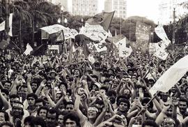 Comício de encerramento da campanha “Suplicy prefeito” (PT), realizado na Praça da Sé nas eleições de 1985 (São Paulo-SP, 11 nov. 1985). Crédito: Vera Jursys
