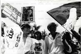 Comício da dandidatura “Suplicy Governador” (PT) realizado na praça da Sé durante as eleições de 1986 (São Paulo-SP, 1986). / Crédito: Gregg I. Newton