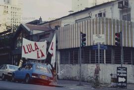Campanha de rua da candidatura “Lula presidente” (PT) nas eleições de 1989 (Local desconhecido, 1989). Crédito: Vera Jursys