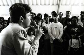 Prefeita Ângela Guadagnin em debate com moradores do Conjunto D. Pedro I (São José dos Campos-SP, [1993-1996]).  / Crédito: Fernando Moura.