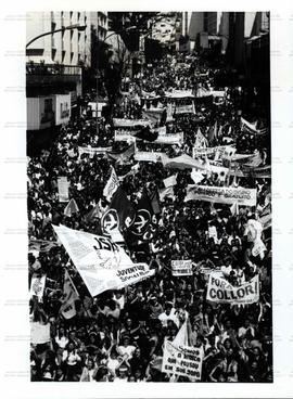 Passeata pró-impeachment de Collor (São Paulo-SP, 25 ago. 1992). / Crédito: Ormuzd Alves/Folha Imagem.