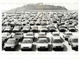 Carros estacionados no pateo da Volkswagen (São Bernardo do Campo-SP, fev. 1992).  / Crédito: Januário F. da Silva.