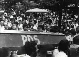 Passeata pelo enterro simbólico do PDS promovido pelo PT após as eleições de 1985 (Porto Alegre-RS, [nov.?] 1985). / Crédito: Márcia Camargo.
