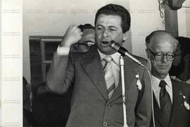 Retrato de Alysson Paulinelli, ministro da Agricultura, em evento não identificado (Castrolândia-PR, mai. 1977). / Crédito: Carlos Saroyewski.