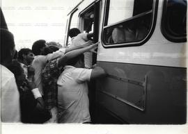 População subindo em onibus lotado (Local desconhecido, 1985). / Crédito: Fabio M. Salles/Agência...