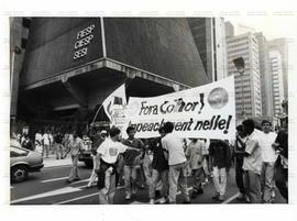 Manifestação na av. Paulista pró-impeachment de Collor (São Paulo-SP, 11 ago. 1992).  / Crédito: José Nascimento/Folha Imagem.