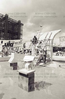 Ato de reinauguração do monumento em homenagem aos trabalhadores assassinados na greve da CSN (1988), promovido pela candidatura “Lula Presidente” (PT) nas eleições de 1989 (Volta Redonda-RJ, 13 ago. 1989). Crédito: Vera Jursys
