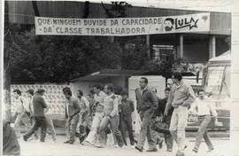 Faixa próxima à porta da fábrica da Volkswagen nas eleições de 1989 (São Bernardo do Campo-SP, 19...