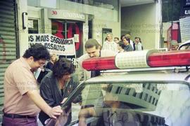Protesto dos Bancários do Unibanco contra a falta de segurança no trabalho (São Paulo-SP, 1997). Crédito: Vera Jursys