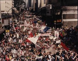Passeata no centro da cidade de São Paulo – Movimento pelo “Fora Collor” (São Paulo-SP, 1992). / Crédito: Roberto Parizotti
