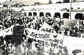Assembleia dos trabalhadores da construção civil em greve no ex-campo do Atlético (Belo Horizonte-MG, 1 ago. 1979). / Crédito: Autoria desconhecida.