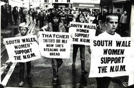 [Manifestação contra o governo Thatcher?] (Inglaterra, data desconhecida). / Crédito: Autoria des...