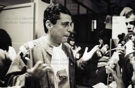 Evento não identificado [Entrevista concedida por Chico Buarque em apoio à candidatura “Lula presidente” (PT) nas eleições de 1989] (Local desconhecido, 1989). Crédito: Vera Jursys